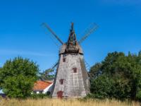Bei der schindelgedeckten Svanemøllen Windmühle am Ortsrand von Svaneke